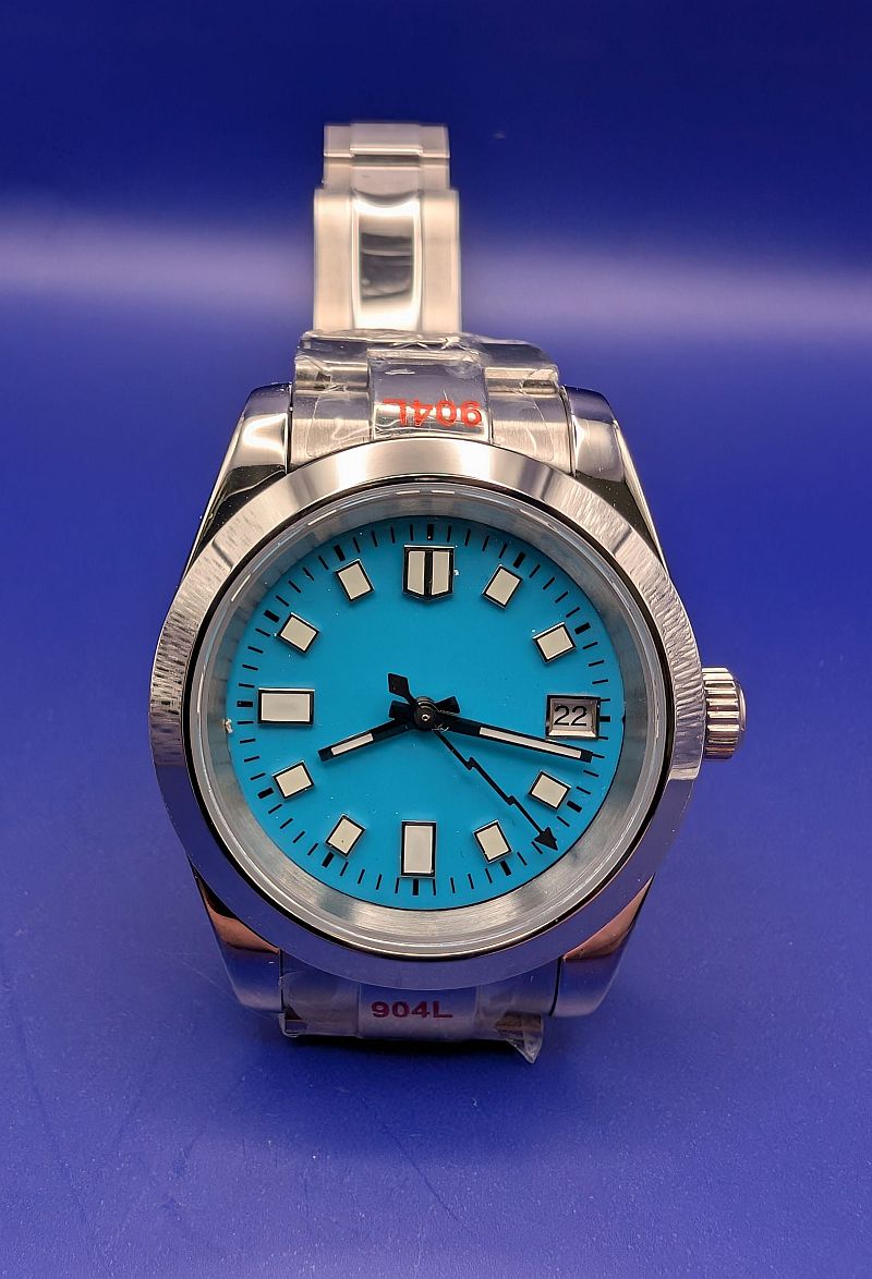 Kraft der Zeit – Analoge Uhr mit blauem Zifferblatt aus Edelstahl