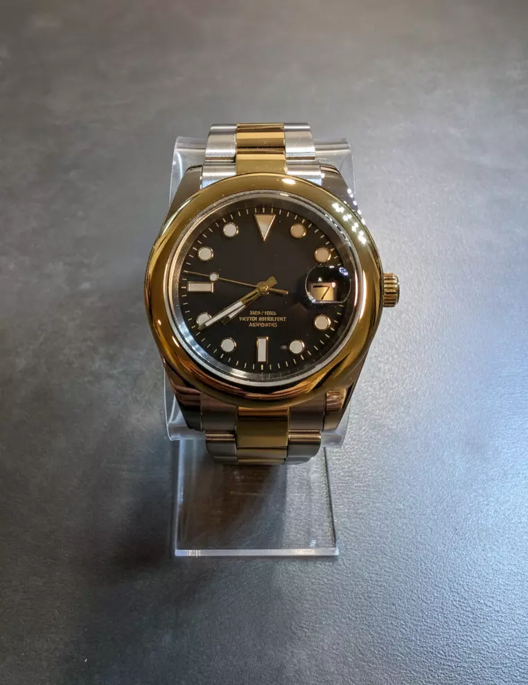 Golden Times – Detail view of the dial with gold-colored bezel and date magnifier